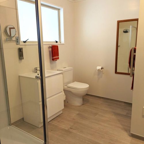 Peninsula Kaikoura Accommodation Queen Superior Room Modern Bathroom-800x1065